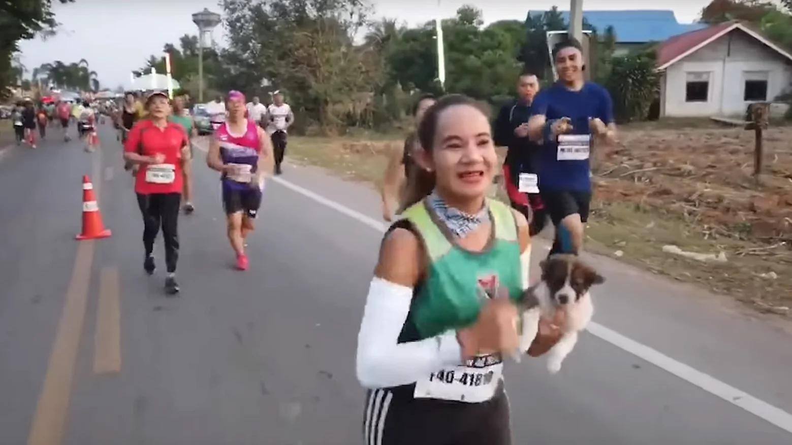 Una maratoniana lleva a un perro hasta la meta