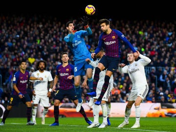 Momento de un Clásico entre Real Madrid y Barcelona Momento de un Clásico entre Real Madrid y Barcelona