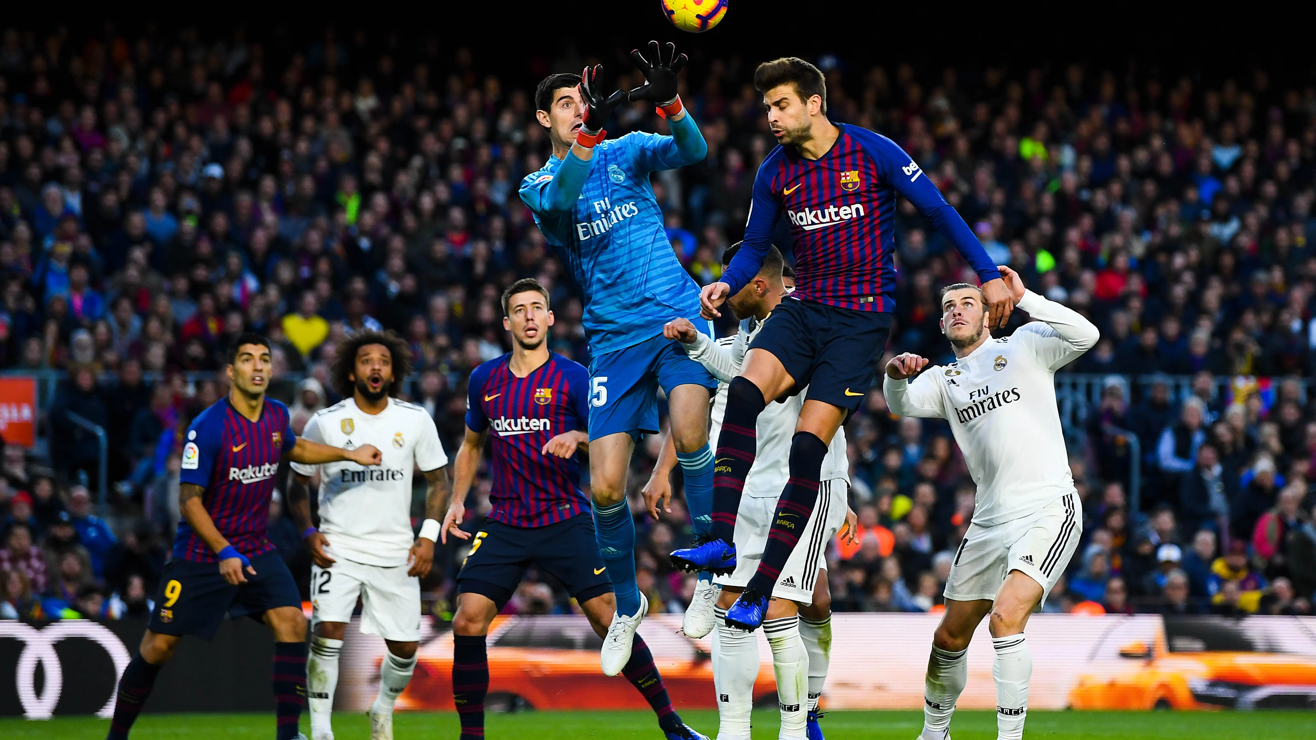 Momento de un Clásico entre Real Madrid y Barcelona