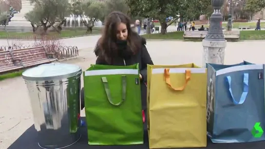 Imagen de una joven reciclando Imagen de una joven reciclando