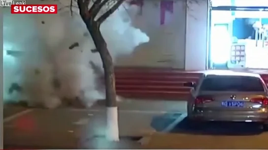 Un niño provoca una fuerte explosión tras lanzar varios cohetes a una alcantarilla Un niño provoca una fuerte explosión tras lanzar varios cohetes a una alcantarilla