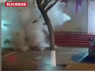 Un niño provoca una fuerte explosión tras lanzar varios cohetes a una alcantarilla Un niño provoca una fuerte explosión tras lanzar varios cohetes a una alcantarilla