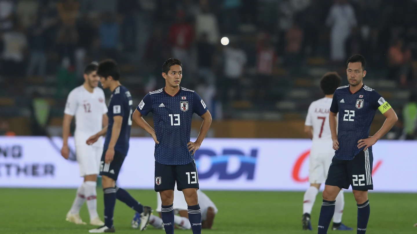 Los jugadores japoneses se lamentan tras la derrota ante Qatar Los jugadores japoneses se lamentan tras la derrota ante Qatar