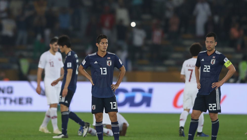 Los jugadores japoneses se lamentan tras la derrota ante Qatar