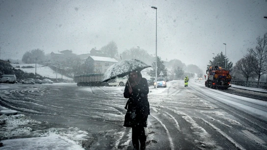 Una mujer se protege de la nevada este viernes en A Gudina (Ourense) Una mujer se protege de la nevada este viernes en A Gudina (Ourense)
