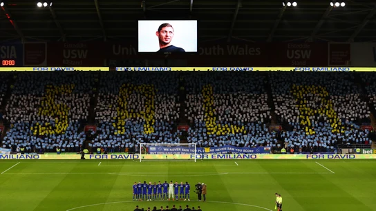 Homenaje a Emiliano Sala en el campo del Cardiff City Homenaje a Emiliano Sala en el campo del Cardiff City