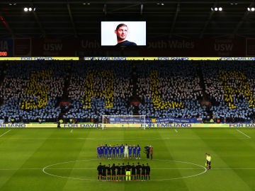 Homenaje a Emiliano Sala en el campo del Cardiff City
