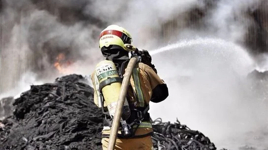Un bombero, en una foto de archivo Un bombero, en una foto de archivo