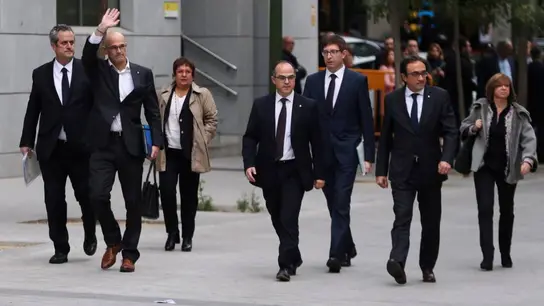 Joaquim Forn, Raül Romeva, Dolors Bassa, Jordi Turull, Carles Mundó, Josep Rull y Meritxell Borràs, el año pasado a su llegada al Supremo. Joaquim Forn, Raül Romeva, Dolors Bassa, Jordi Turull, Carles Mundó, Josep Rull y Meritxell Borràs, el año pasado a su llegada al Supremo.