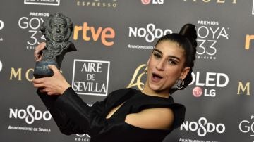 La actriz Carolina Yuste tras recibir el Goya a la mejor actriz de Reparto