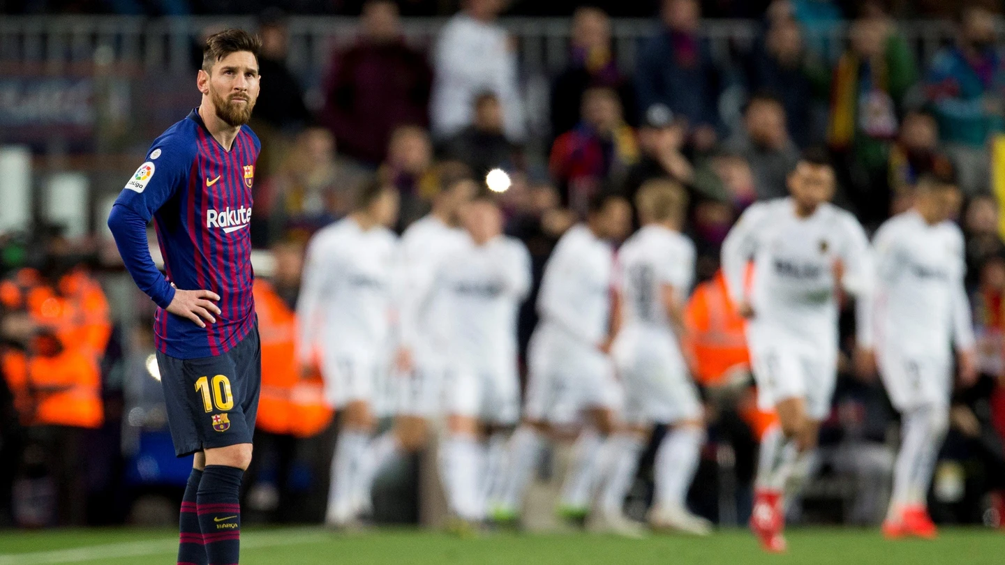 Leo Messi, brazos en jarra tras un gol del Valencia Leo Messi, brazos en jarra tras un gol del Valencia