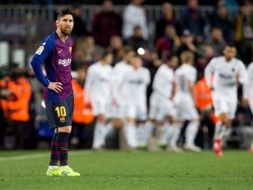 Leo Messi, brazos en jarra tras un gol del Valencia Leo Messi, brazos en jarra tras un gol del Valencia