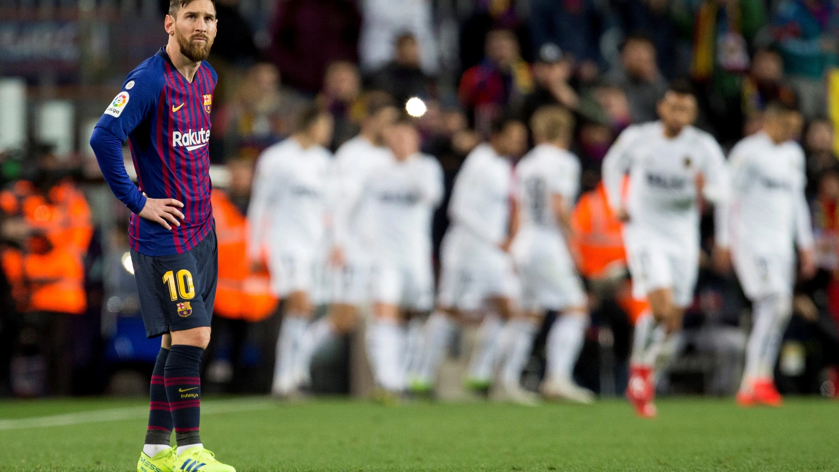 Leo Messi, brazos en jarra tras un gol del Valencia