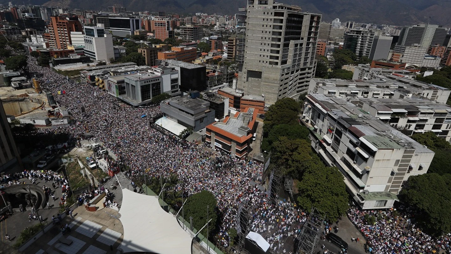 Opositores venezolanos marchan contra el gobierno de Nicolás Maduro en Caracas Opositores venezolanos marchan contra el gobierno de Nicolás Maduro en Caracas