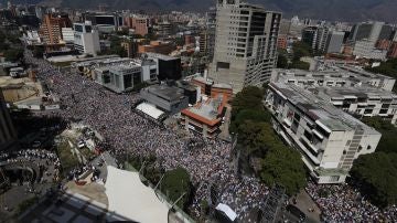 Opositores venezolanos marchan contra el gobierno de Nicolás Maduro en Caracas