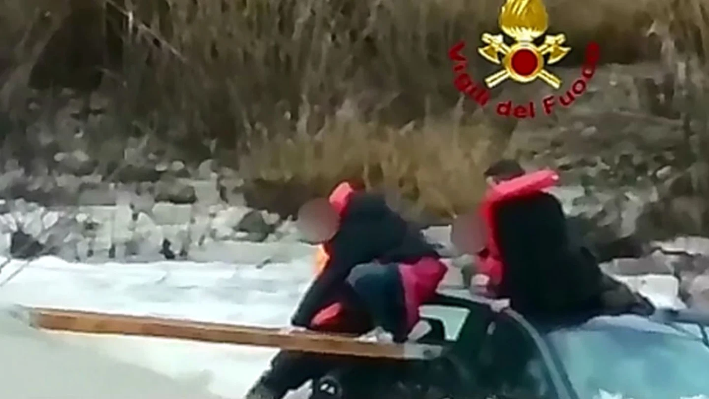 Rescatan a tres adolescentes atrapados Rescatan a tres adolescentes atrapados