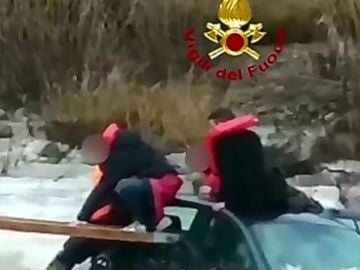 Rescatan a tres adolescentes atrapados Rescatan a tres adolescentes atrapados