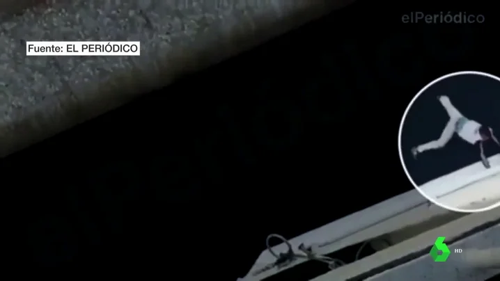 Migrantes menores tratan de llegar a la península