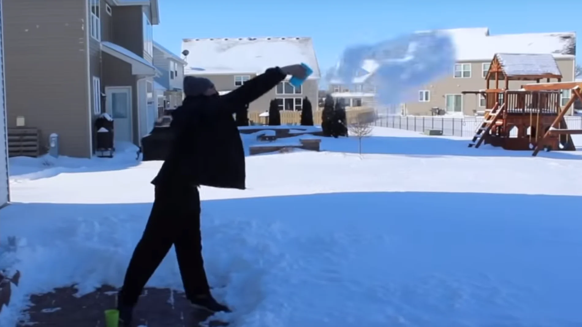 Un hombre lanza un vaso de agua caliente al aire helado en Chicago.