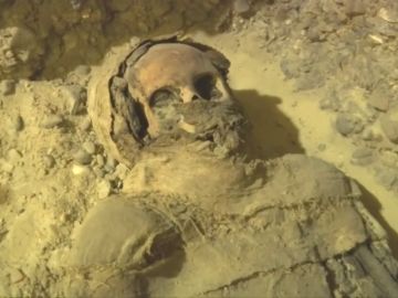 Descubren decenas de momias en una necrópolis enterrada a nueve metros de profundidad Descubren decenas de momias en una necrópolis enterrada a nueve metros de profundidad
