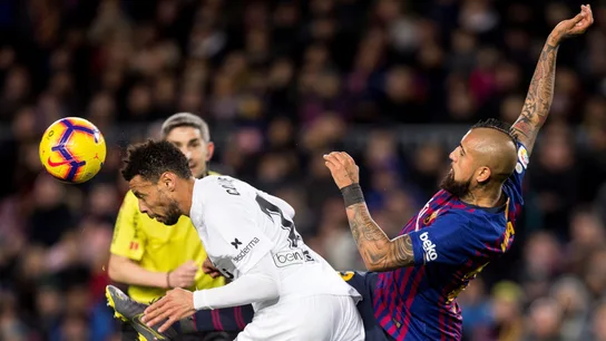 Francis Coquelin disputa un balón con Arturo Vidal Francis Coquelin disputa un balón con Arturo Vidal