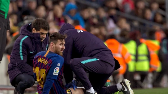 Leo Messi es atendido en la banda del Camp Nou Leo Messi es atendido en la banda del Camp Nou
