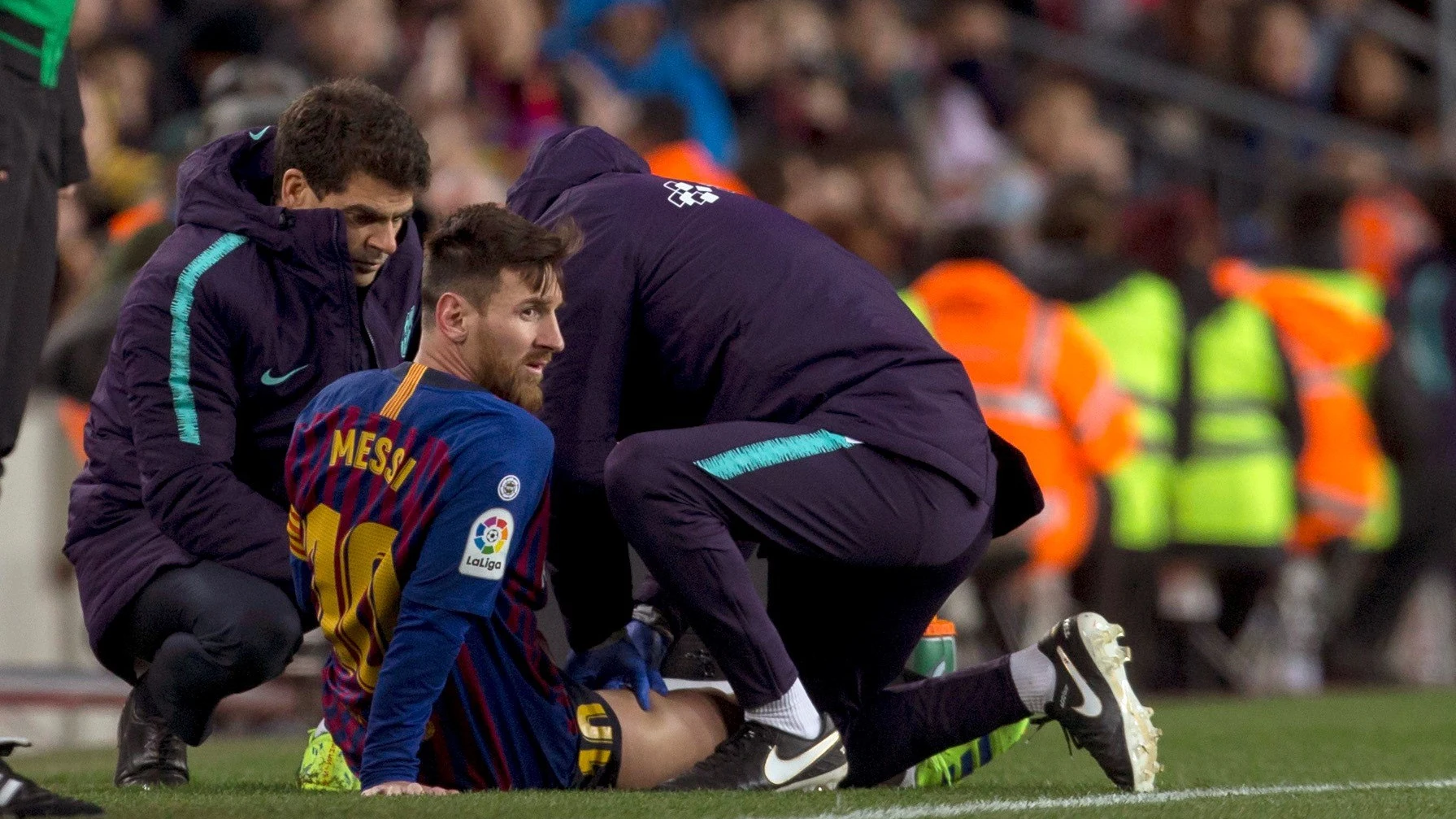 Leo Messi es atendido en la banda del Camp Nou