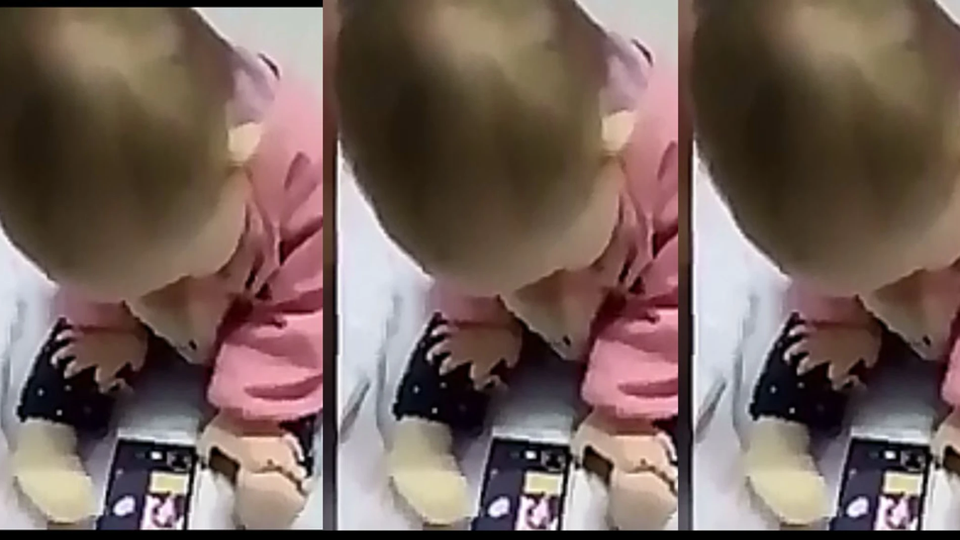 Bebé usa el móvil de forma extraña