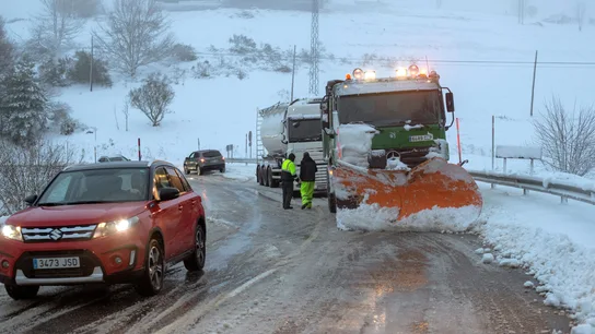 Una máquina quitanieves ayuda al camión que se ha quedado bloqueado en la carretera LU-633 Una máquina quitanieves ayuda al camión que se ha quedado bloqueado en la carretera LU-633