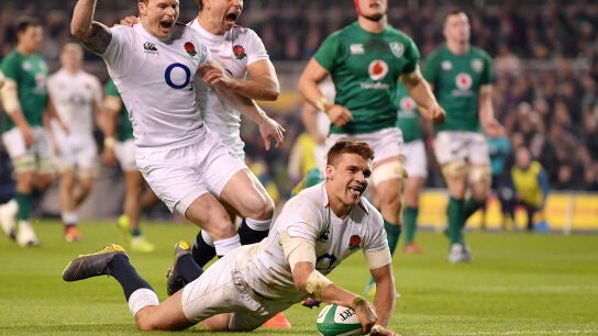 Los jugadores ingleses celebran un ensayo ante Irlanda en el Aviva Stadium