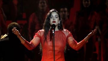 La cantante Rosalía durante su actuación en los Premios Goya 2019