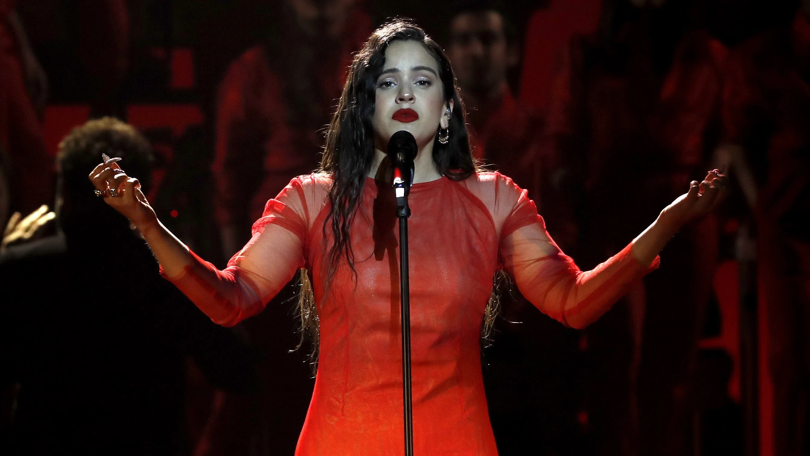 La cantante Rosalía durante su actuación en los Premios Goya 2019