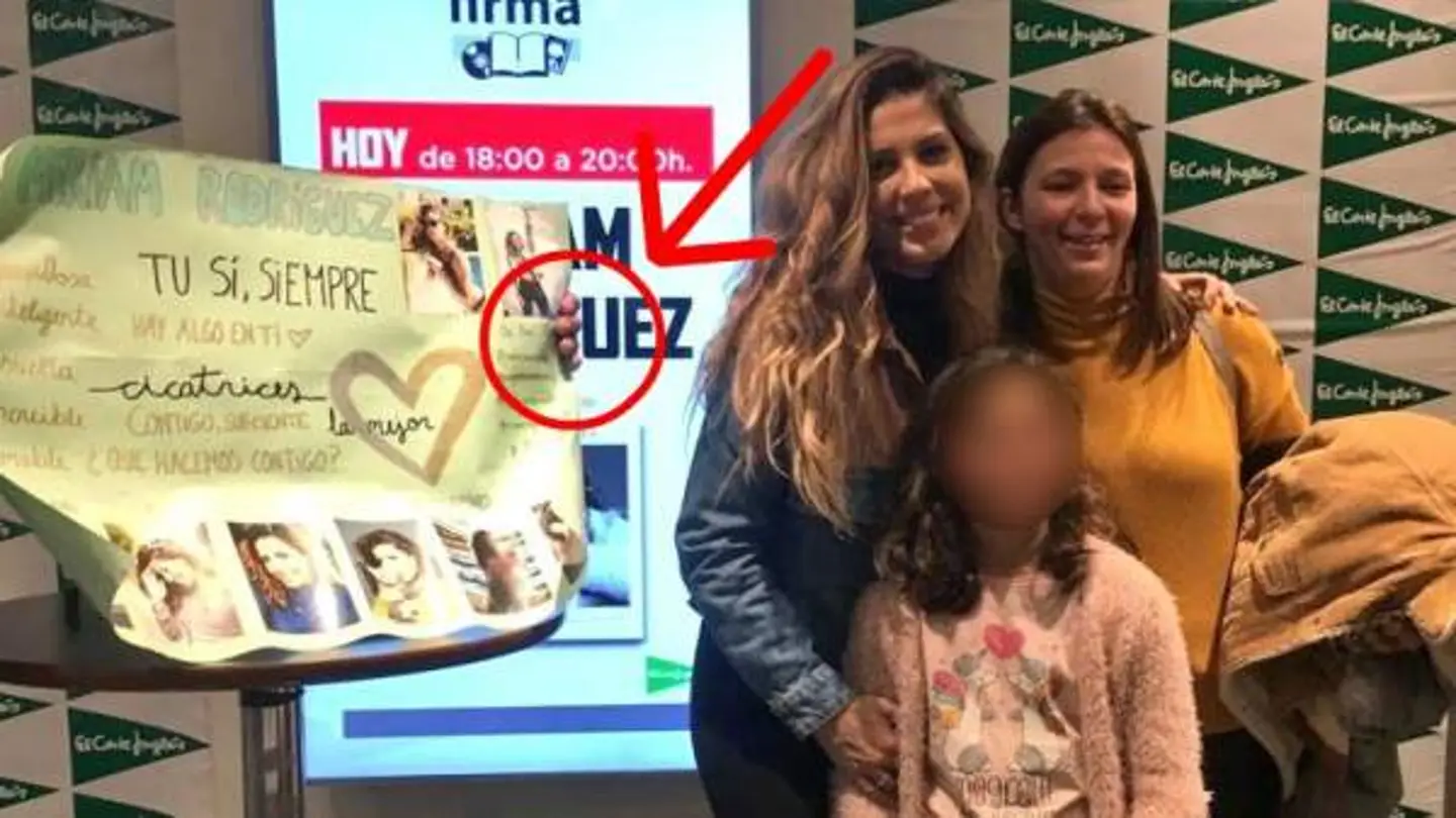 Miriam Rodríguez posa con su madre y una fan en una firma de discos Miriam Rodríguez posa con su madre y una fan en una firma de discos
