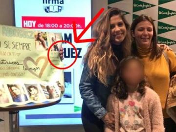 Miriam Rodríguez posa con su madre y una fan en una firma de discos Miriam Rodríguez posa con su madre y una fan en una firma de discos
