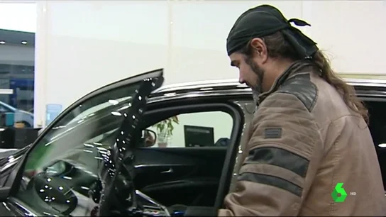 Un hombre entrando a un vehículo Un hombre entrando a un vehículo