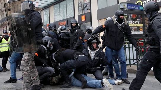 Imágenes de la tensión entre 'chalecos amarillos' y Policía en París Imágenes de la tensión entre 'chalecos amarillos' y Policía en París