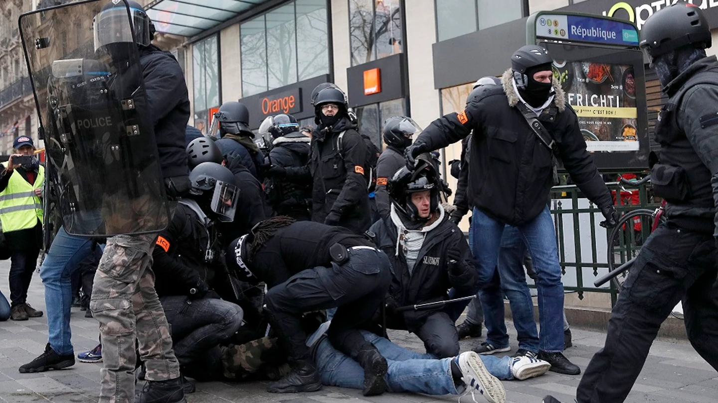 Imágenes de la tensión entre 'chalecos amarillos' y Policía en París Imágenes de la tensión entre 'chalecos amarillos' y Policía en París