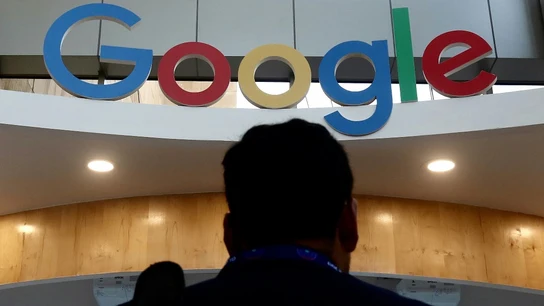 Una persona frente al logotipo de Google Una persona frente al logotipo de Google