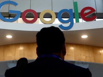 Una persona frente al logotipo de Google Una persona frente al logotipo de Google