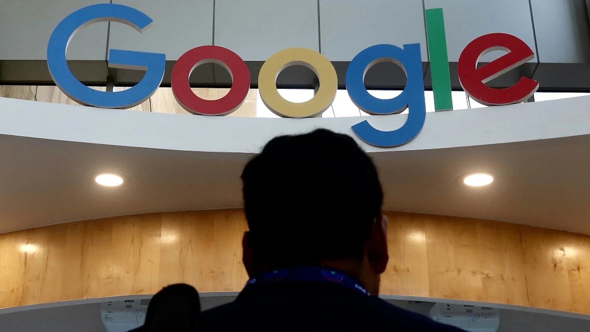 Una persona frente al logotipo de Google