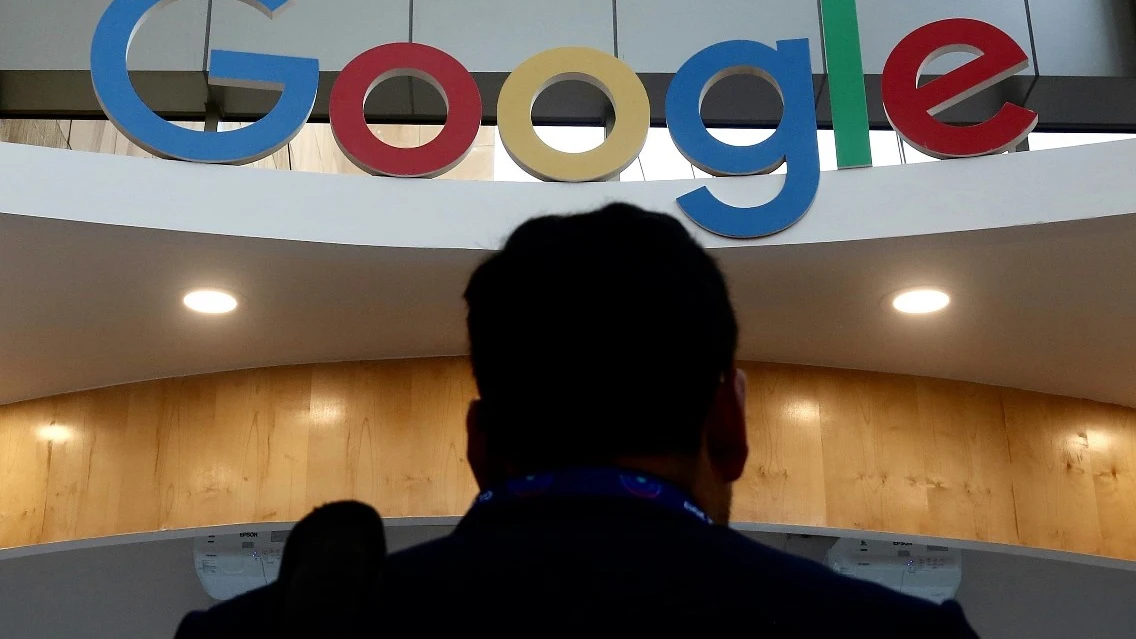 Una persona frente al logotipo de Google