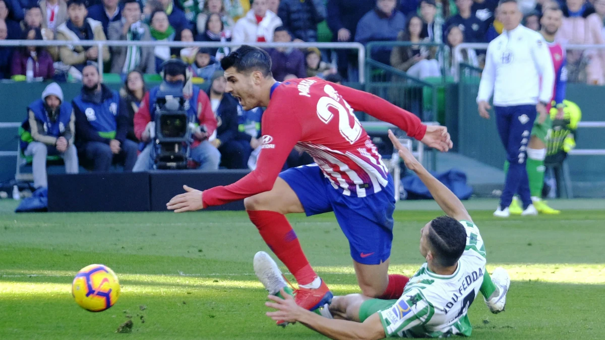 Morata, en la acción del penalti no pitado de Feddal