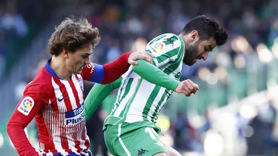 Griezmann y Barragán pelean por un balón en el Villamarín Griezmann y Barragán pelean por un balón en el Villamarín