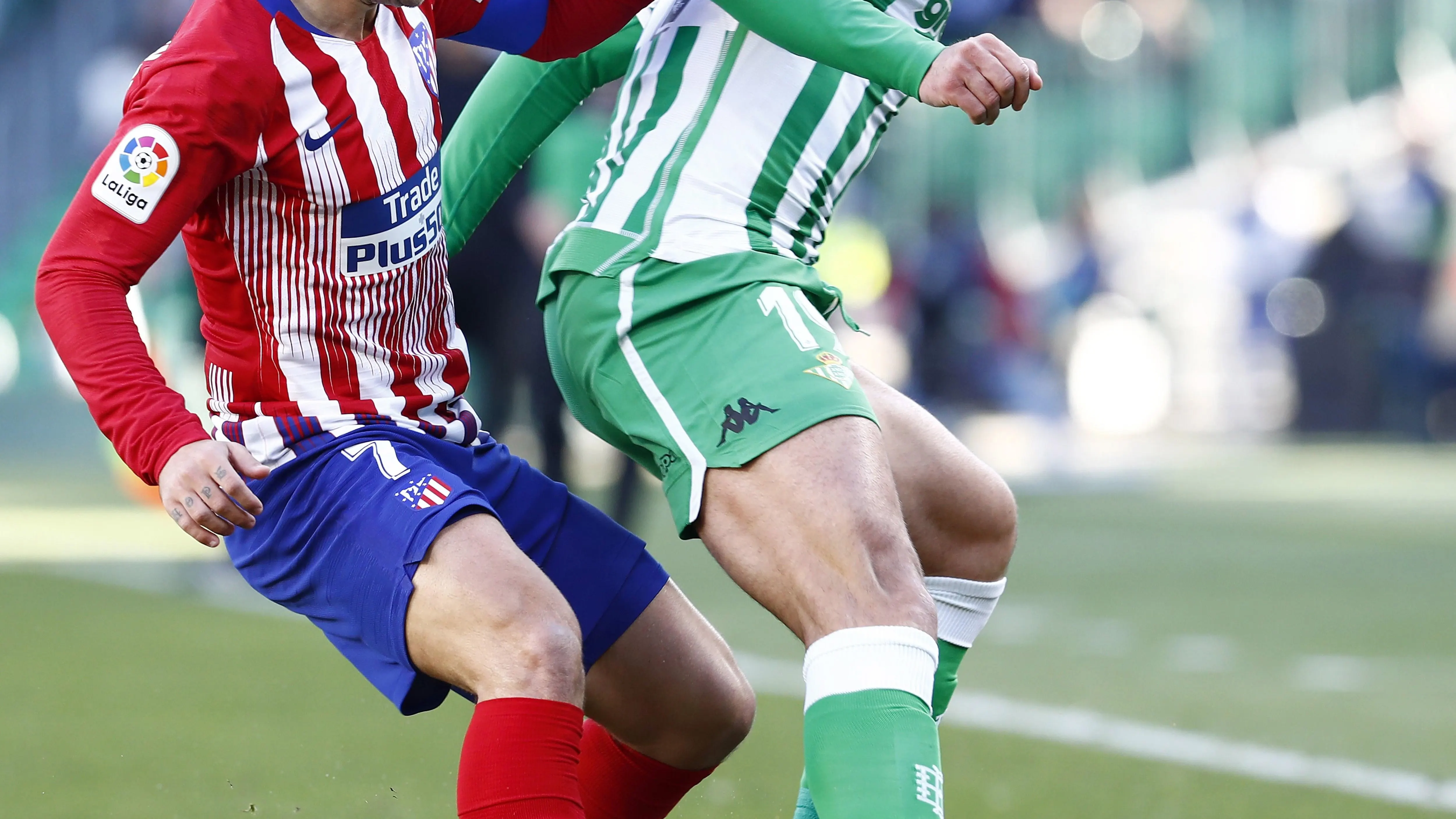 Griezmann y Barragán pelean por un balón en el Villamarín