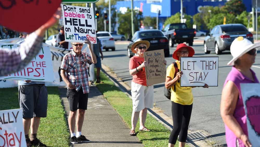 Activistas protestan ante la oficina del ministro australiano de Inmigración, Peter Dutton