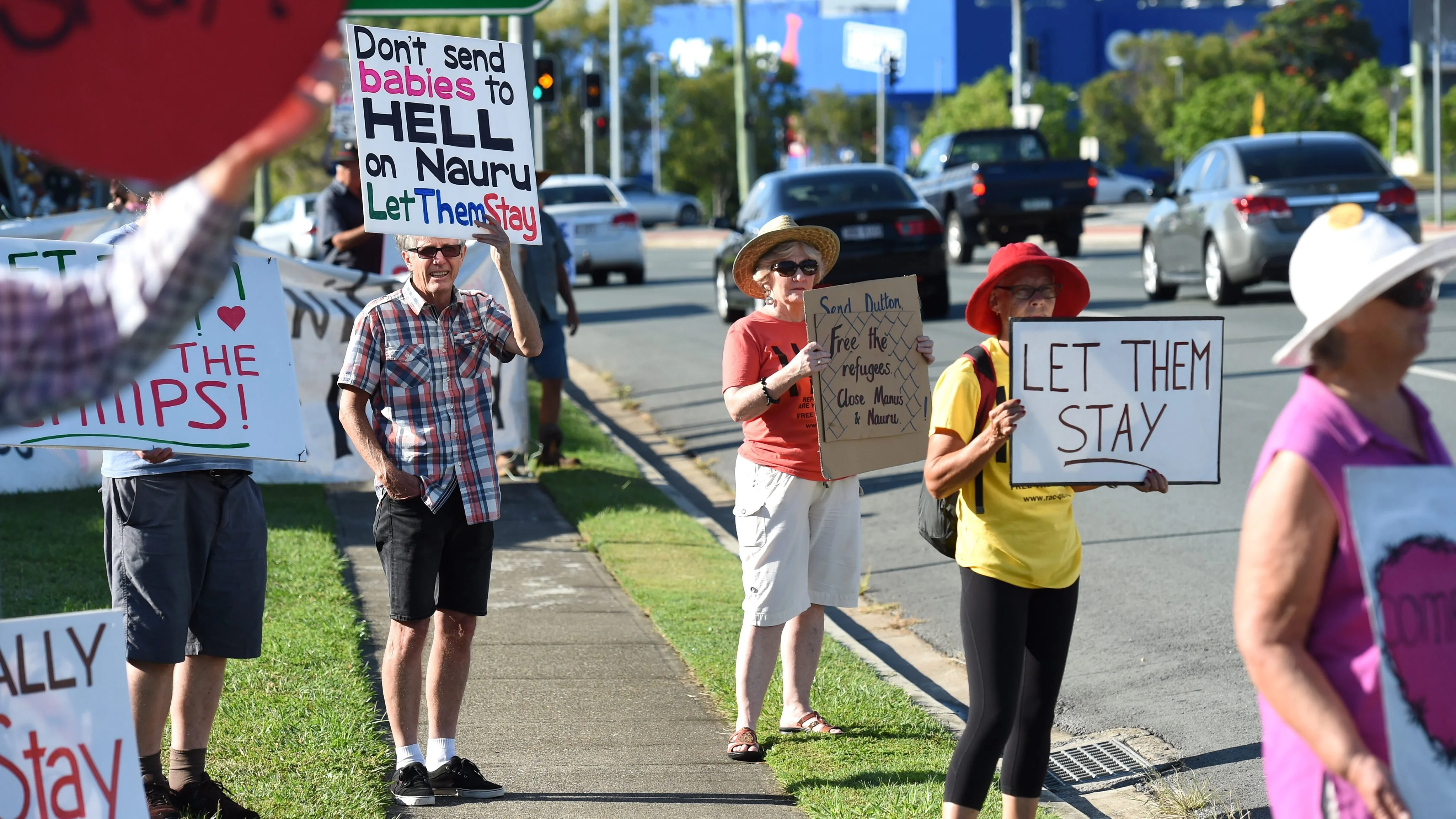 Activistas protestan ante la oficina del ministro australiano de Inmigración, Peter Dutton