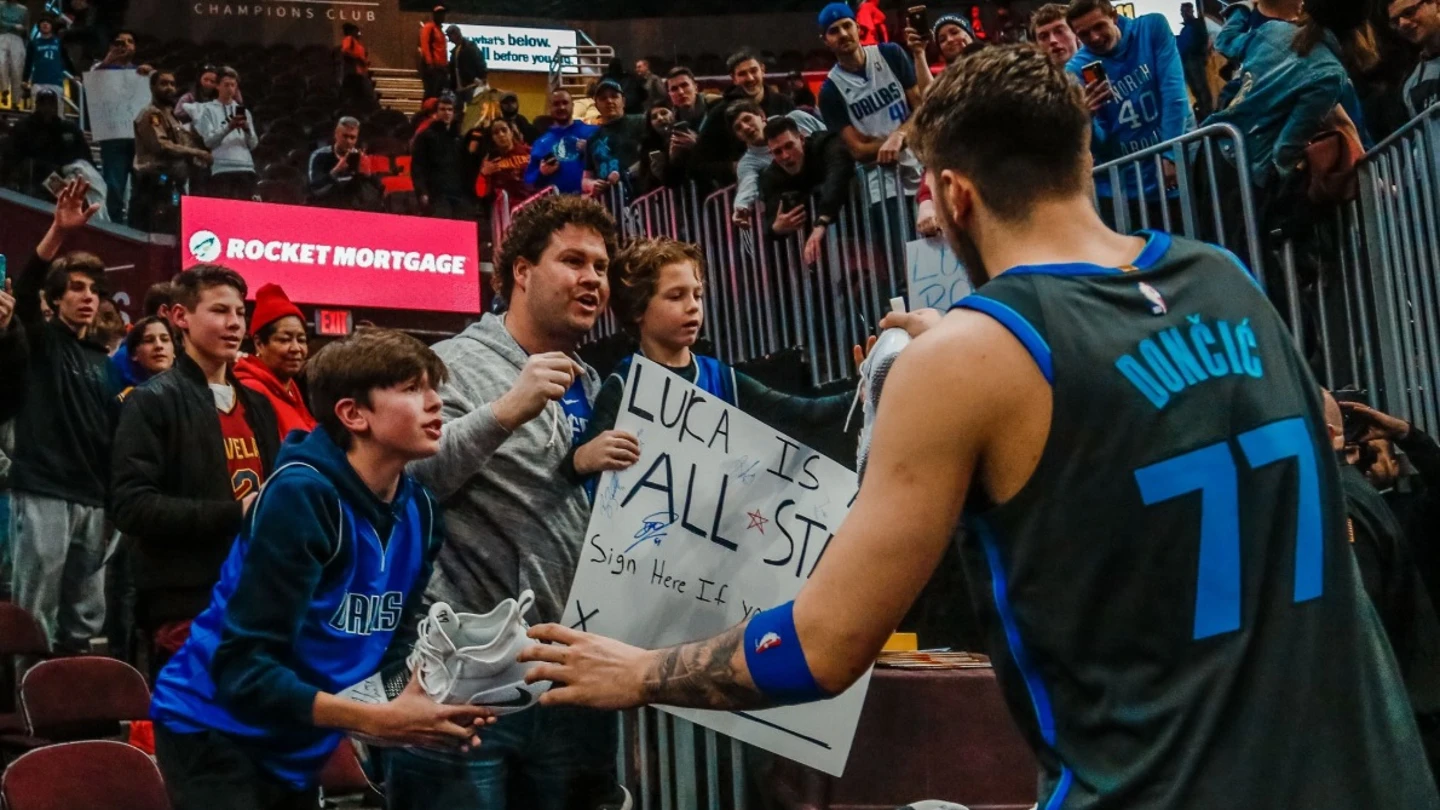 Luka Doncic atiende a los aficionados antes de retirarse a los vestuarios Luka Doncic atiende a los aficionados antes de retirarse a los vestuarios