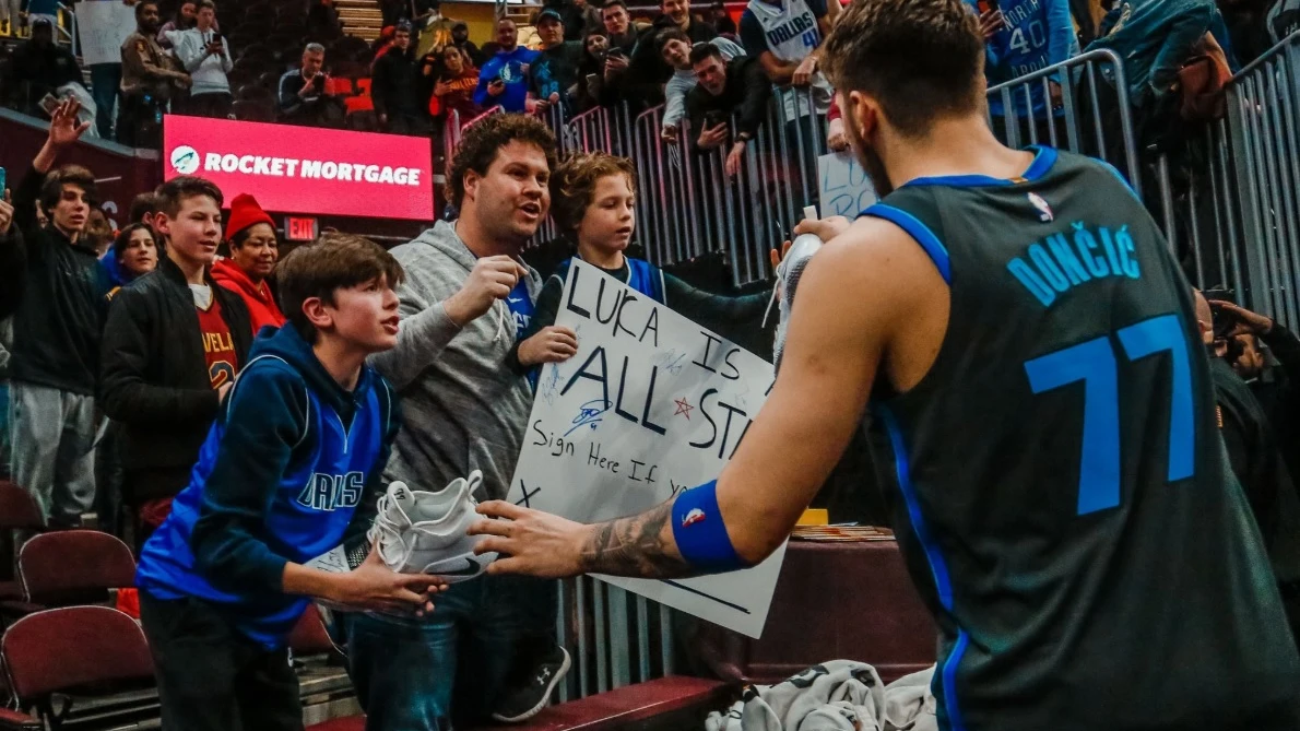 Luka Doncic atiende a los aficionados antes de retirarse a los vestuarios