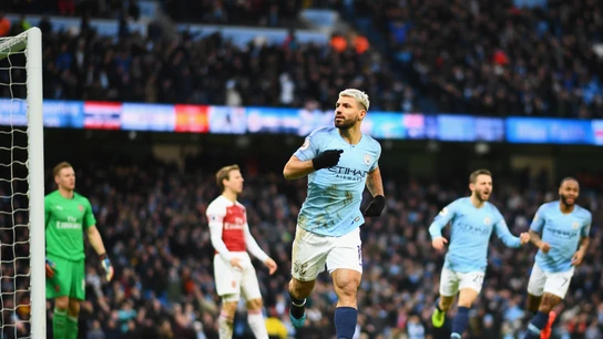 Agüero celebra uno de sus tres goles al Arsenal Agüero celebra uno de sus tres goles al Arsenal