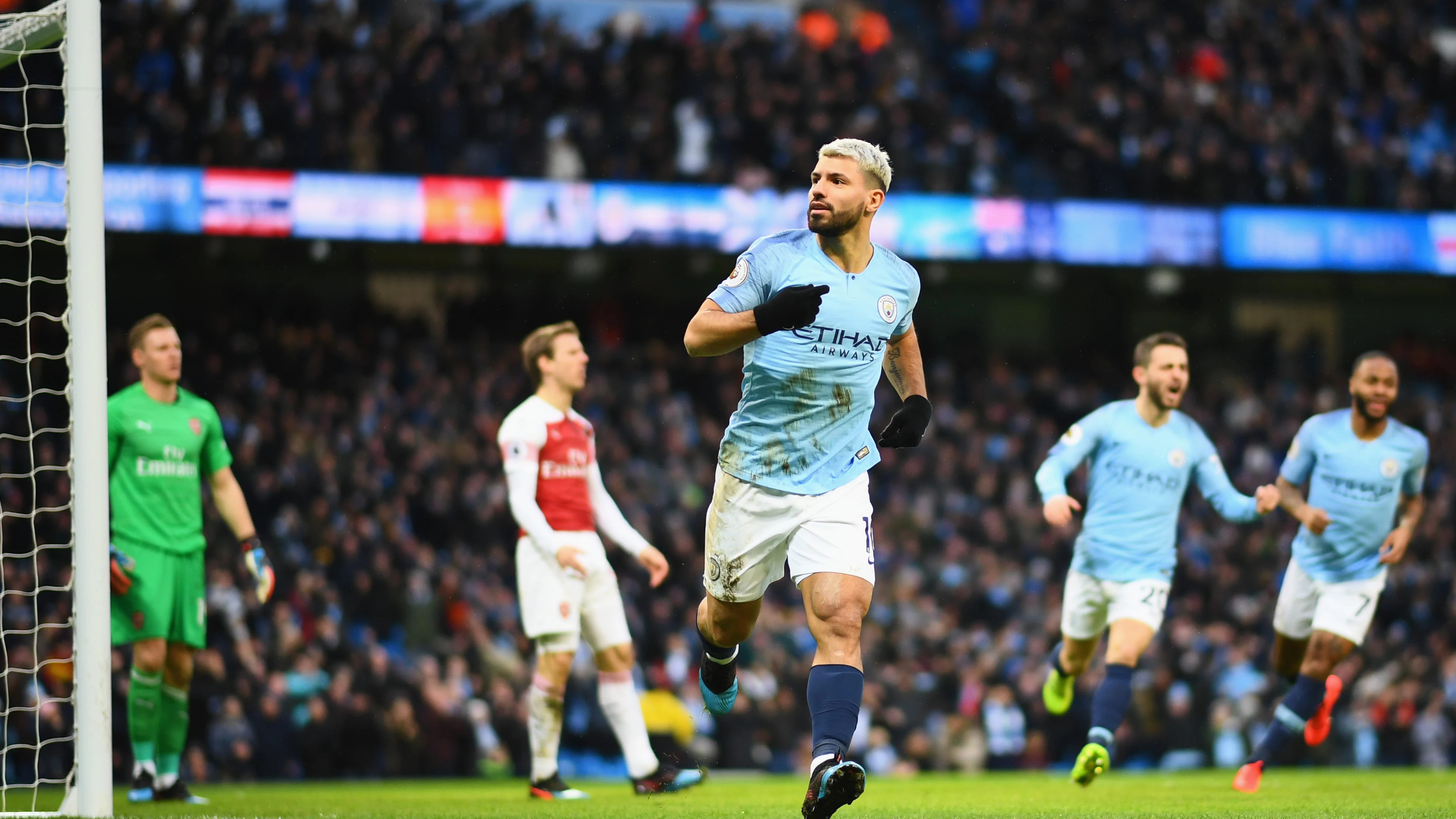 Agüero celebra uno de sus tres goles al Arsenal